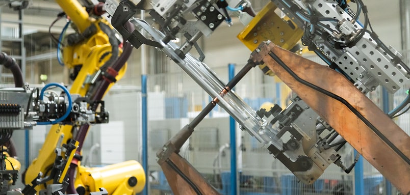 Ein Industrieroboter in einer Produktionsumgebung.