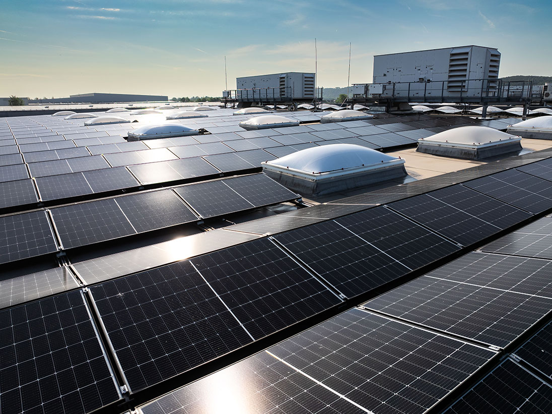 Nahaufnahme der Photovoltaikanlage auf Dach des Unternehmens Sungwoo Hightech.