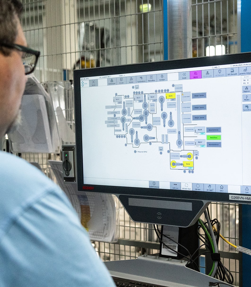 Ein Mitarbeiter von Sungwoo Hightech überwacht eine Fertigungsanlage über ein HMI-Display.